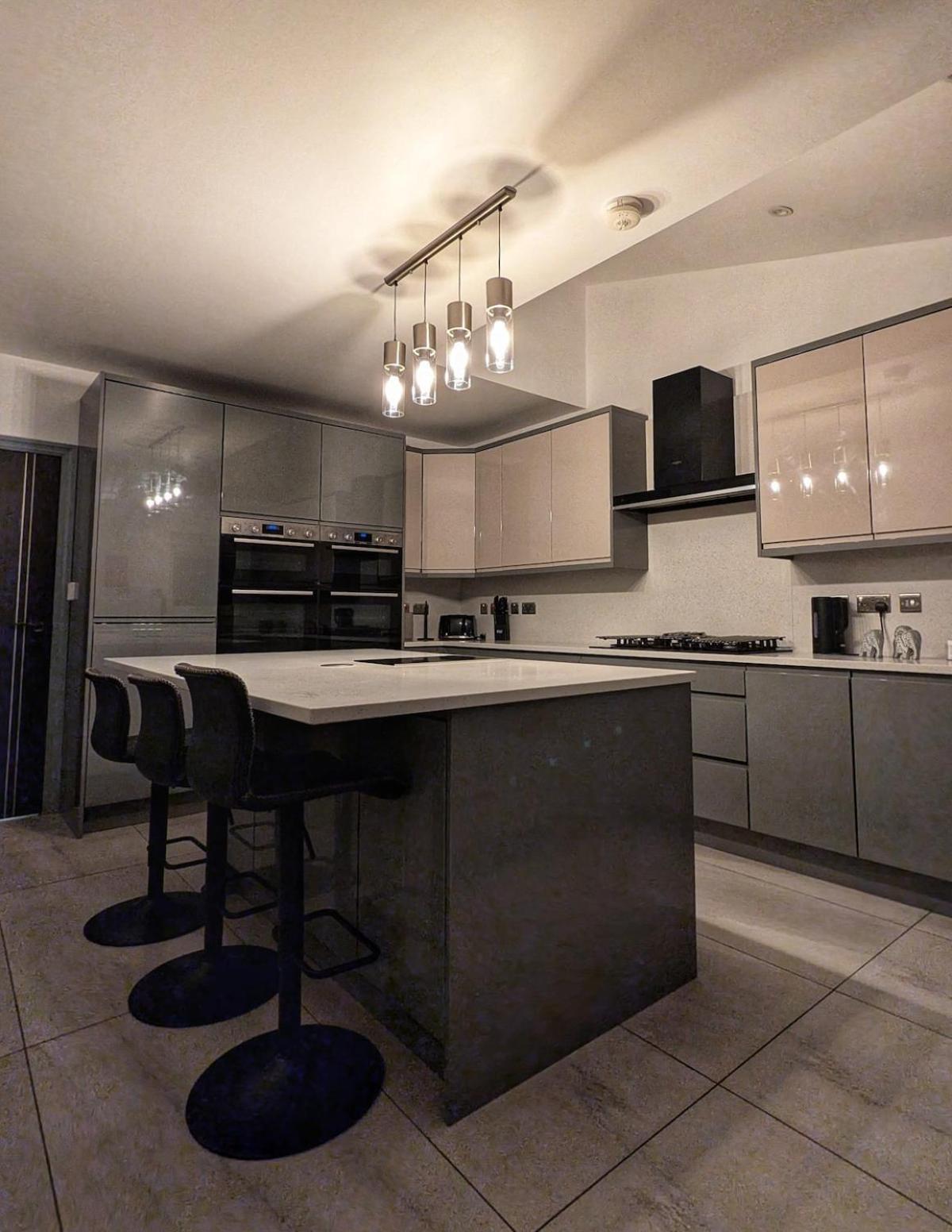 Beautiful 5 Bedroom Home Sleeps 12 People In Manchester