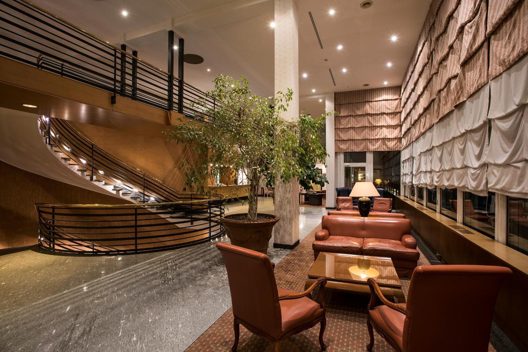 Flyon Hotel & Conference Center