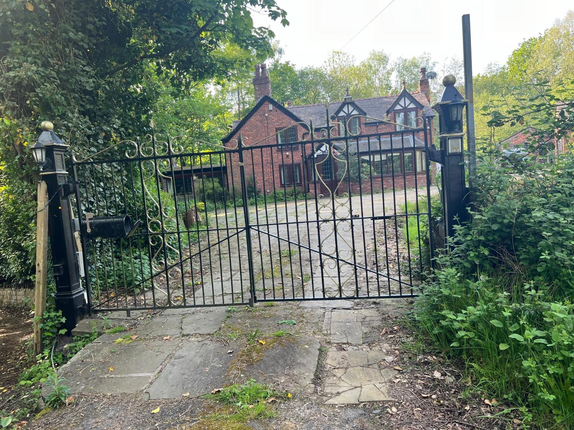 Rainsough Cottage Entire House Sleeps Upto 22 - Free Parking & Wifi - Manchester