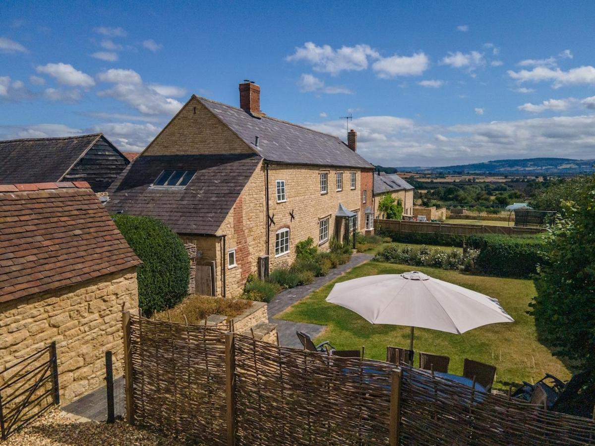 Beautiful Cotswold Farmhouse With Hot Tub - Manchester