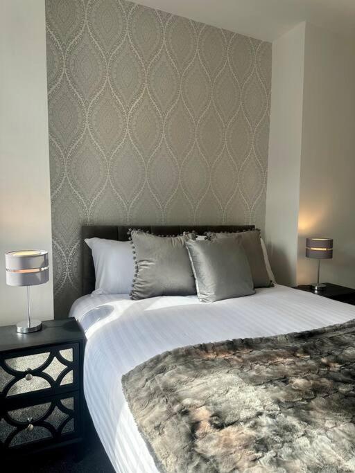 Large Five Bedroom Home With Parking, Sleeps 11! - Manchester