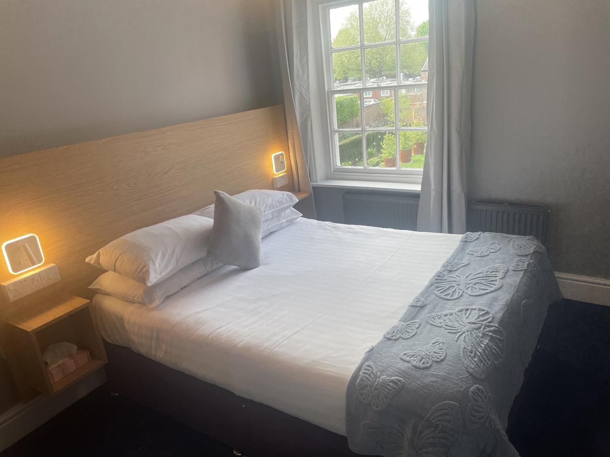 Diamonds Inn Ltd