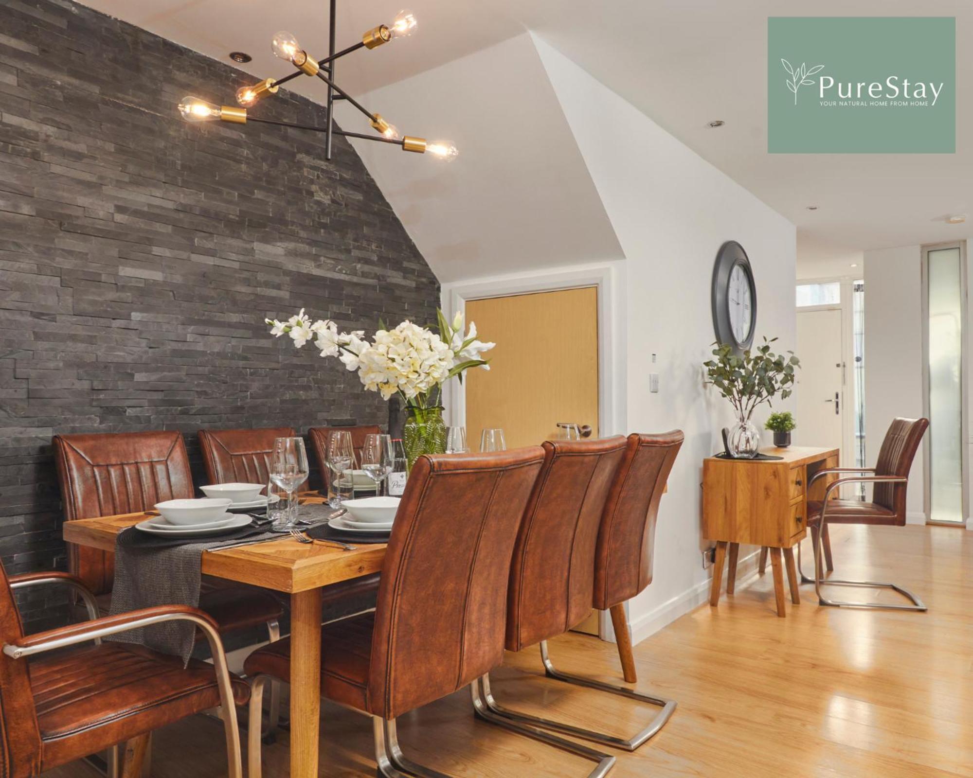 Fabulous Manchester House - 5 Beds Sleeps 8 - Free Parking - By Purestay