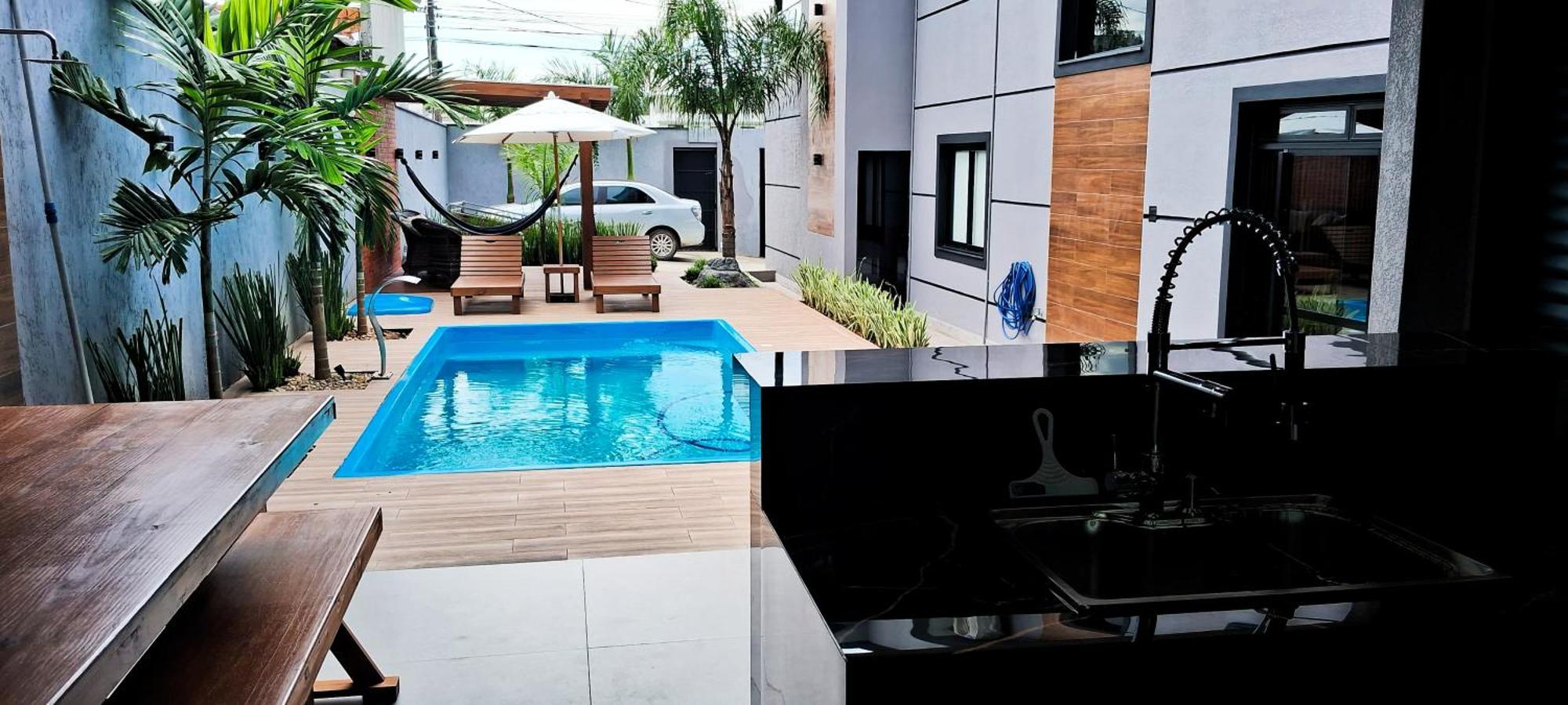 Sobrado Com 3 Suites, Piscina, Sala De Jogos, Garagem Para 4 Carros - Florianopolis